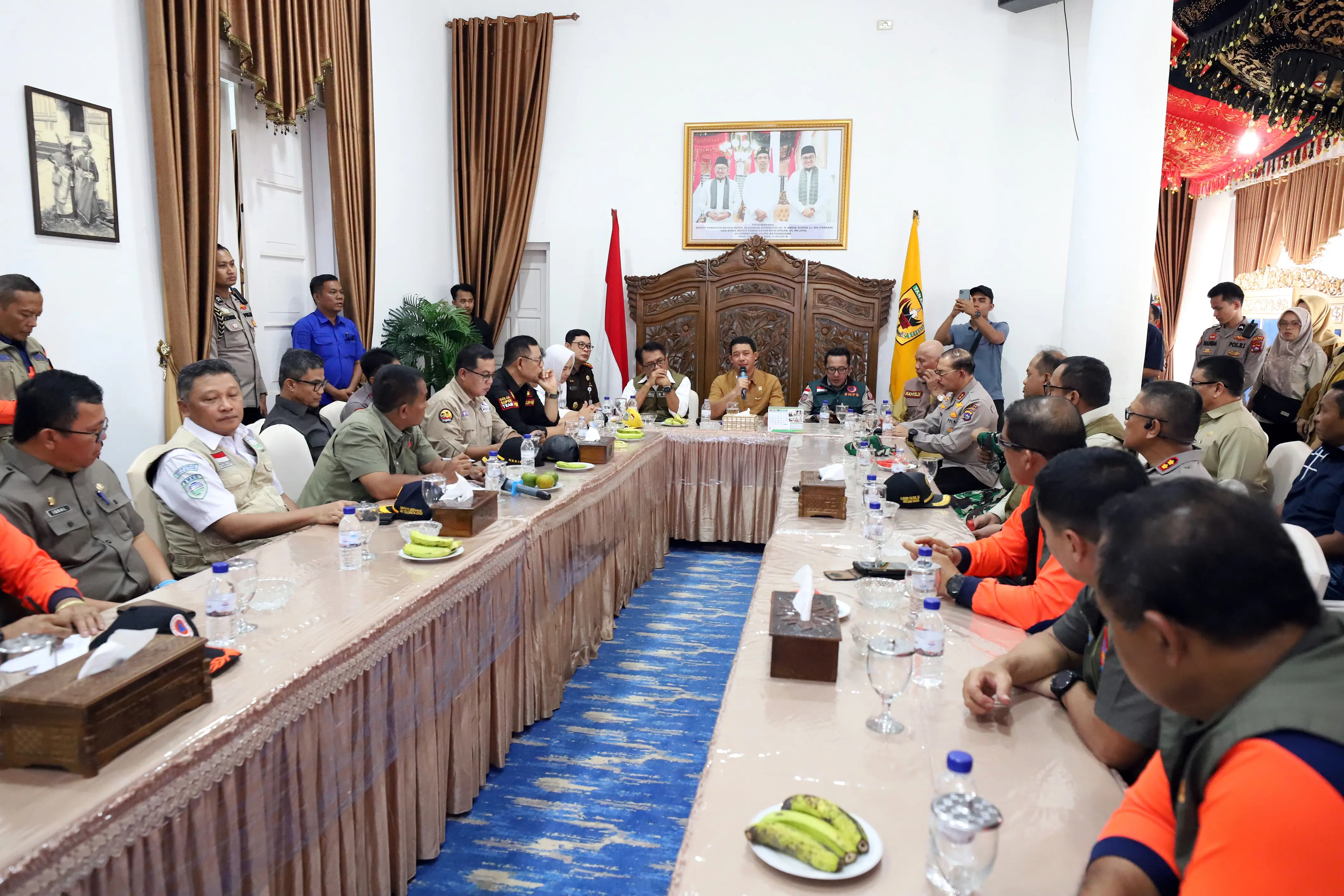 Kepala BNPB Letjen TNI Suharyanto S.Sos., M.M memimpin rapat koordinasi penanganan darurat bencana banjir lahar hujan dikantor Bupati Tanah Datar,Sumatra Barat, pada Selasa (14/5).